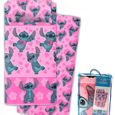 Roupa de cama infantil rosa com padrão Stitch e corações, embalagem ao lado