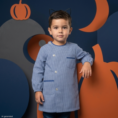 Menino com bata azul xadrez e tiara de orelhas de gato num fundo decorativo halloween