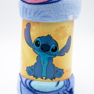 Manta felpuda azul com personagem Stitch da Disney em embalagem rolo amarela