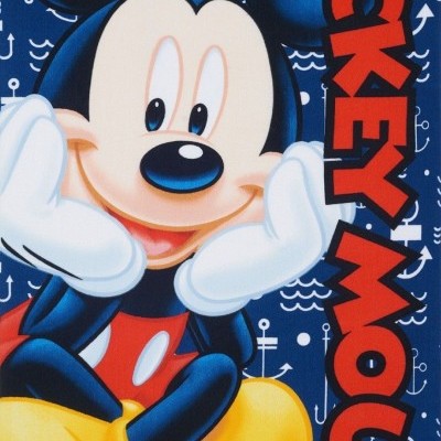 Toalha ou tecido com design do Mickey Mouse e texto MICKEY MOUSE sobre fundo azul com âncoras brancas