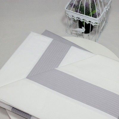 Conjunto de roupa de cama branco com riscas cinza e gaiola decorativa branca