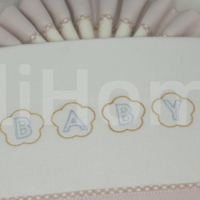 Fralda branca com bordados da palavra BABY e acabamento rosa texturizado