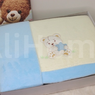 Conjunto de toalhas de bebé com ursinho na embalagem