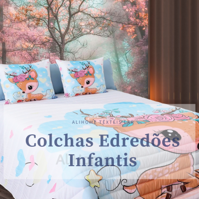 Colcha edredão infantil com estampa de veado colorido e fronhas combinando numa cama com fundo de floresta cor de rosa.