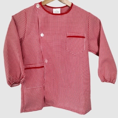 Vestido infantil xadrez vermelho e branco com botões brancos e bolso