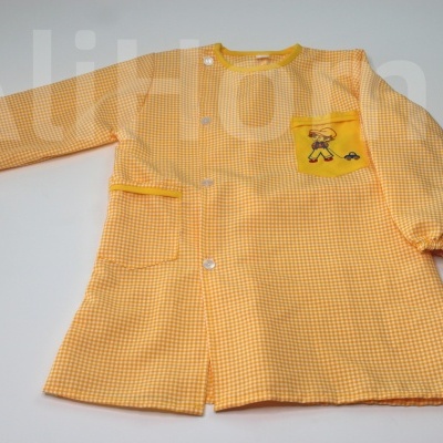 Casaco infantil amarelo xadrez com bolso bordado