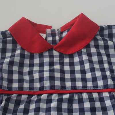 Vestido infantil xadrez azul e branco com gola redonda vermelha