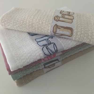 Conjunto de toalhas bordadas de cozinha empilhadas