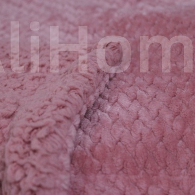 Tapete macio rosa com padrão de losangos e felpudo no reverso