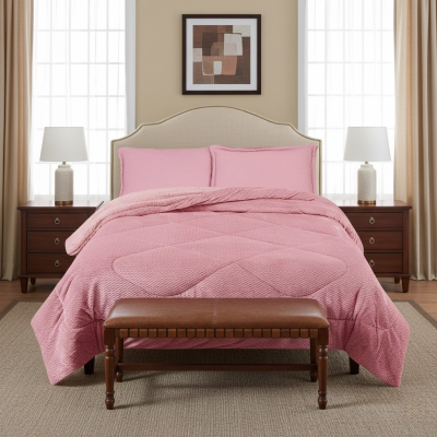 Quarto com cama de cabeceira estofada, roupa de cama rosa, mesas de cabeceira em madeira, lâmpadas brancas, banco em pele castanha e tapete bege.