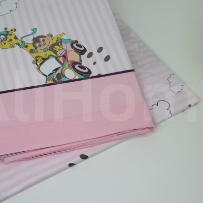 Tecido infantil com riscas rosa, nuvens e ilustração de girafa e macaco