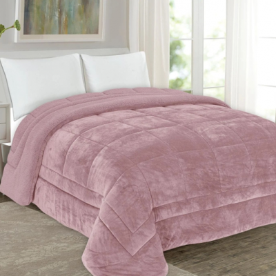 Edredão cor-de-rosa com padrão quadrado em cama branca num quarto luminoso