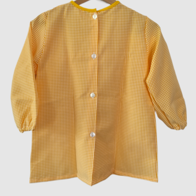 Blusa de manga comprida xadrez amarelo e branco com botões brancos nas costas
