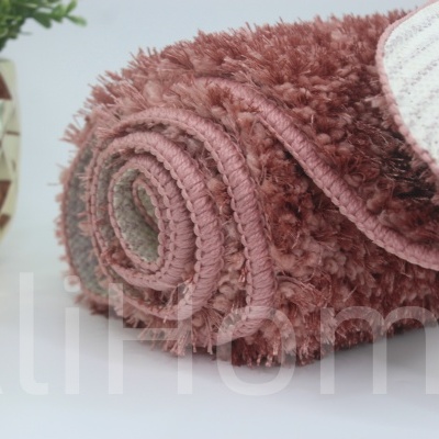 Tapete felpudo cor de vinho enrolado com base antiderrapante