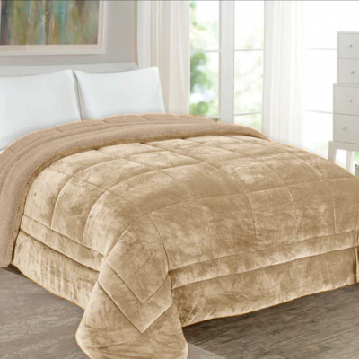 Cobertor de veludo bege claro acolchoado em cama branca num quarto iluminado