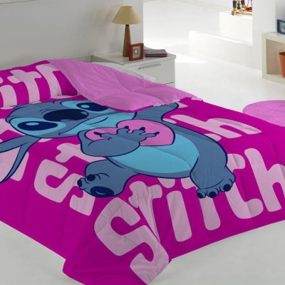 Cobertor rosa com estampa do personagem Stitch numa cama branca, com tapete rosa e estante ao fundo