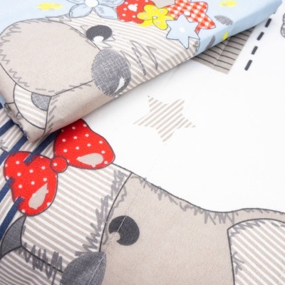 tecido infantil com padrão de ursos coloridos e detalhes de estrelas e laços