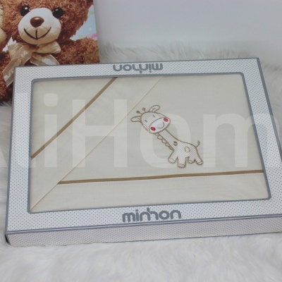 Conjunto de roupa de cama branco com bordado de girafa embalado numa caixa com padrão cinzento