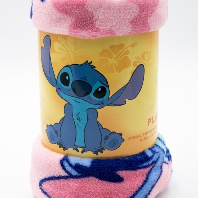 Manta infantil de coral fleece com personagem Stitch na embalagem