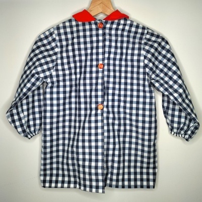 Bata infantil xadrez azul e branco com gola vermelha e botões laranja