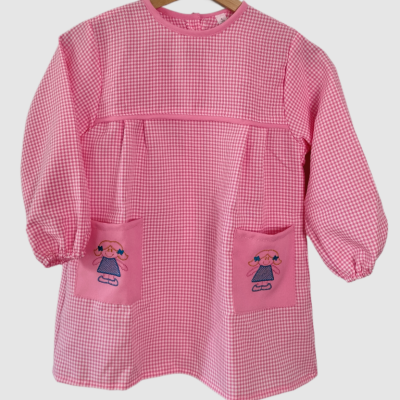 Vestido infantil rosa com bolsos e bordado de bonecas