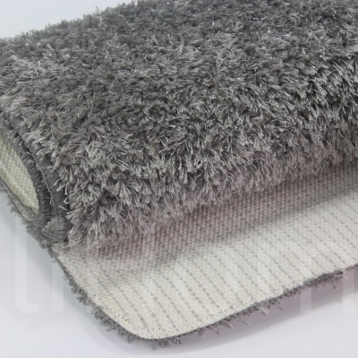 Tapete cinzento com pelo alto, parte inferior antiderrapante branca com linhas