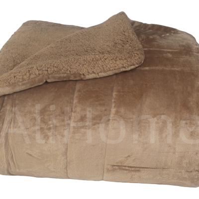 Manta castanho claro com pelo dobrada isolada