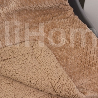 Manta peluda castanho claro e bege com padrão de quadrados