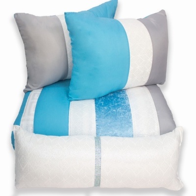 Conjunto de almofadas e edredão em azul-turquesa, cinza e branco sobre fundo branco