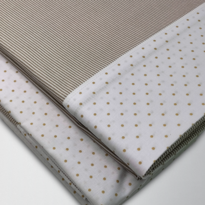 Roupas de cama com padrão riscado e bolinhas castanhas