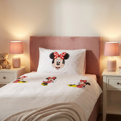 Roupa de cama branca para criança com estampado da Minnie e cabeceira rosa