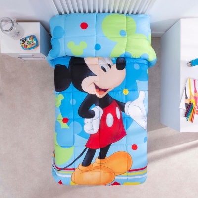 Colcha e almofada azul com estampa de Mickey Mouse num quarto infantil