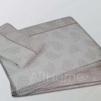 Conjunto de roupa de cama cinzenta com padrão de folhas rosa claro