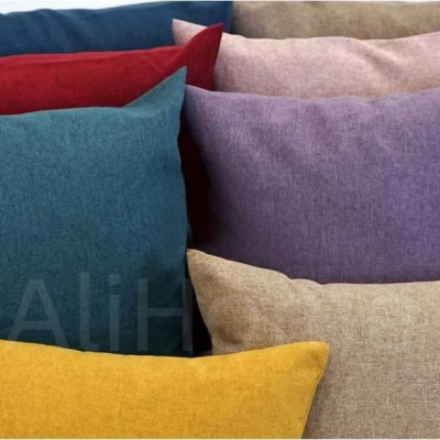 Conjunto de almofadas coloridas em tecido sobre fundo branco