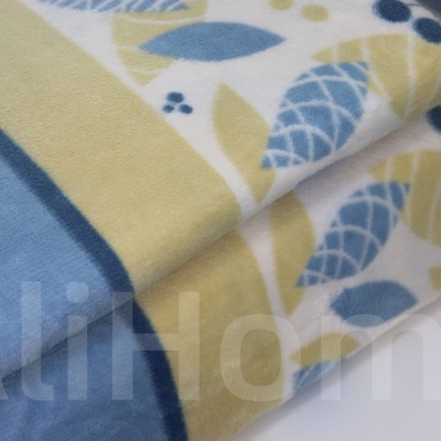 Toalhas de banho com padrão de folhas amarelas e azuis