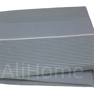 Colcha cinzenta com padrão de riscas horizontais