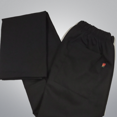 Calças pretas com bolso e etiqueta pequena colorida, em fundo cinza.