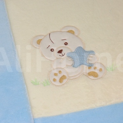Manta para bebé creme e azul com bordado de urso a segurar estrela azul