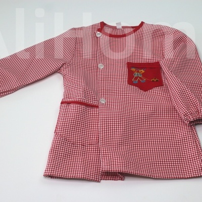 Jaleco infantil rosa e branco com padrão de quadrículas e bolso vermelho bordado