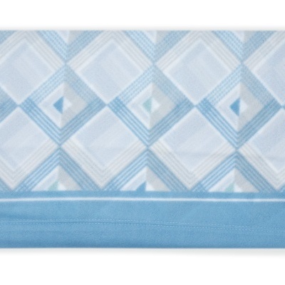 Toalha de rosto azul com padrão geométrico e faixa lisa inferior