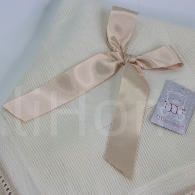 Manta de tricô bege com fita rosa clara e etiqueta All Home