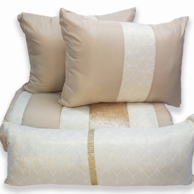 Conjunto de almofadas e capa de edredão em tons bege e creme com padrões geométricos e faixa dourada