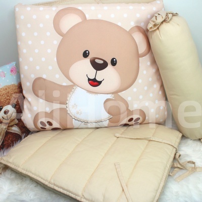 Conjunto têxtil para bebé com almofada estampada de urso, almofada rolo e edredão bege