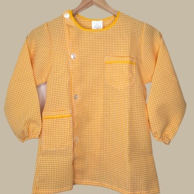 Casaco infantil amarelo xadrez com botões e bolsos