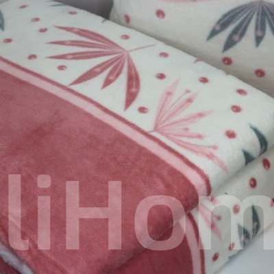 Manta com padrão de folhas rosa e cinza