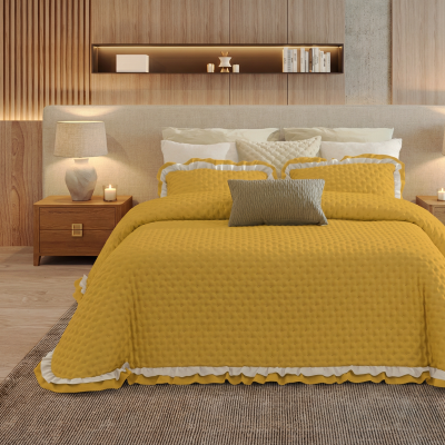 Quarto com cama de casal amarelo, cabeceira bege, mesas de madeira e candeeiros