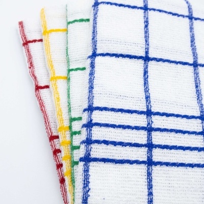 Quatro panos de cozinha brancos com padrão de quadrados coloridos