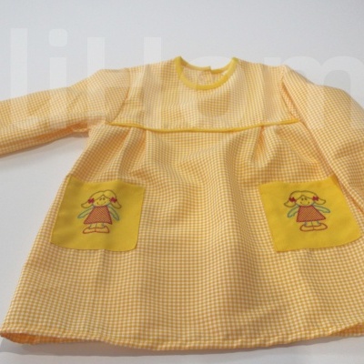 Vestido infantil amarelo com bolsos estampados