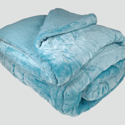 Cobertor azul claro dobrado, tecido aveludado