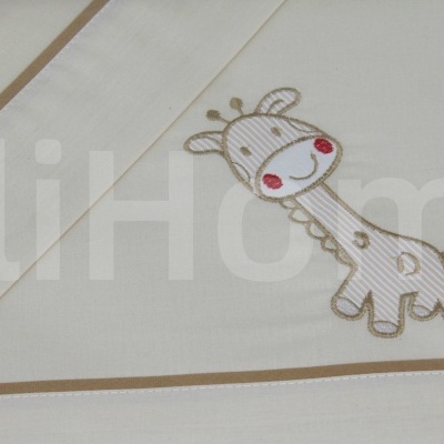 Fralda branca com bordas castanhas e bordado de girafa sorridente